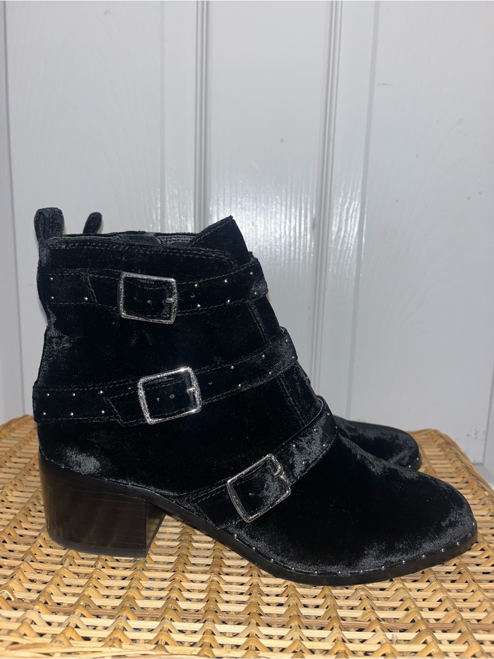 LORD & TAYLOR 424 FIFTH Velvet ankle booties